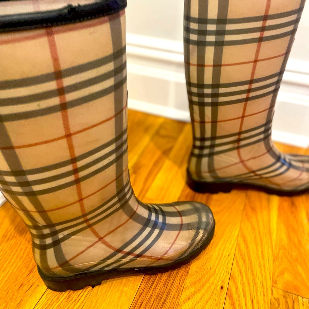 Classic Burberry boots size 40  9 women. Great condition. Worn twice.